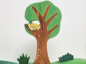 Baum mit Vogel und Bodenplatte
